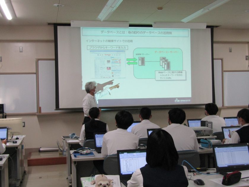 2年情報の授業に見目先生（豊橋創造大）がお越し下さいました！ – 豊橋西高等学校
